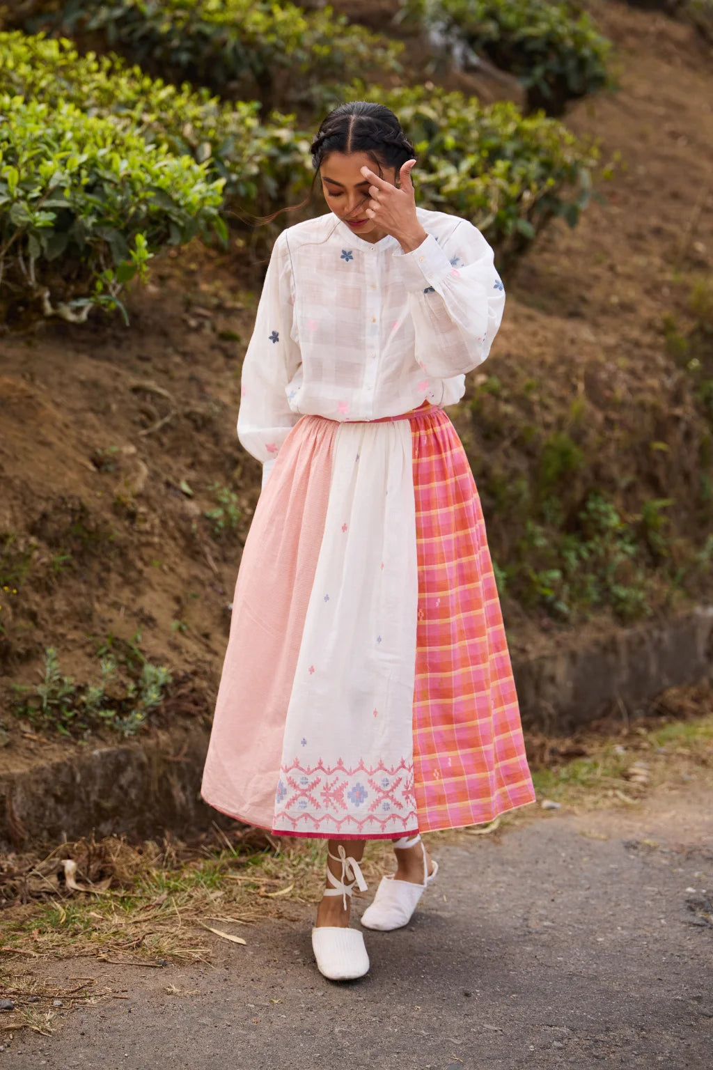 Sarron Phulkoli Skirt, panelled cotton Jamdani skirt in white, pink and red with woven Jamdani borders.