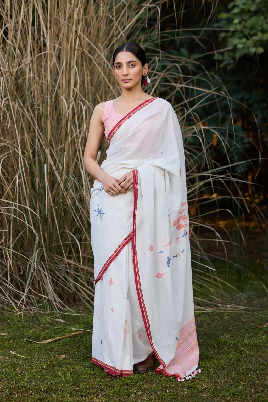 Sarron Sada-001 Saree, white self-check cotton Jamdani saree with floral graph motifs and red selvedge.