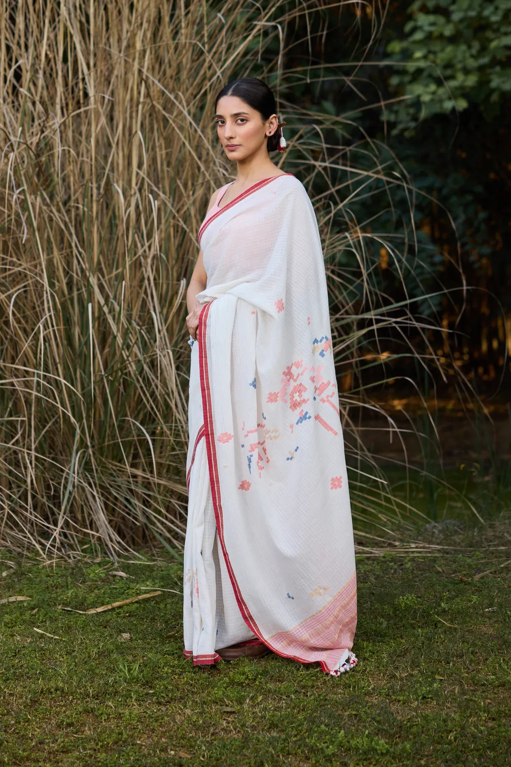 Sarron Sada-001 Saree, white self-check cotton Jamdani saree with floral graph motifs and red selvedge.