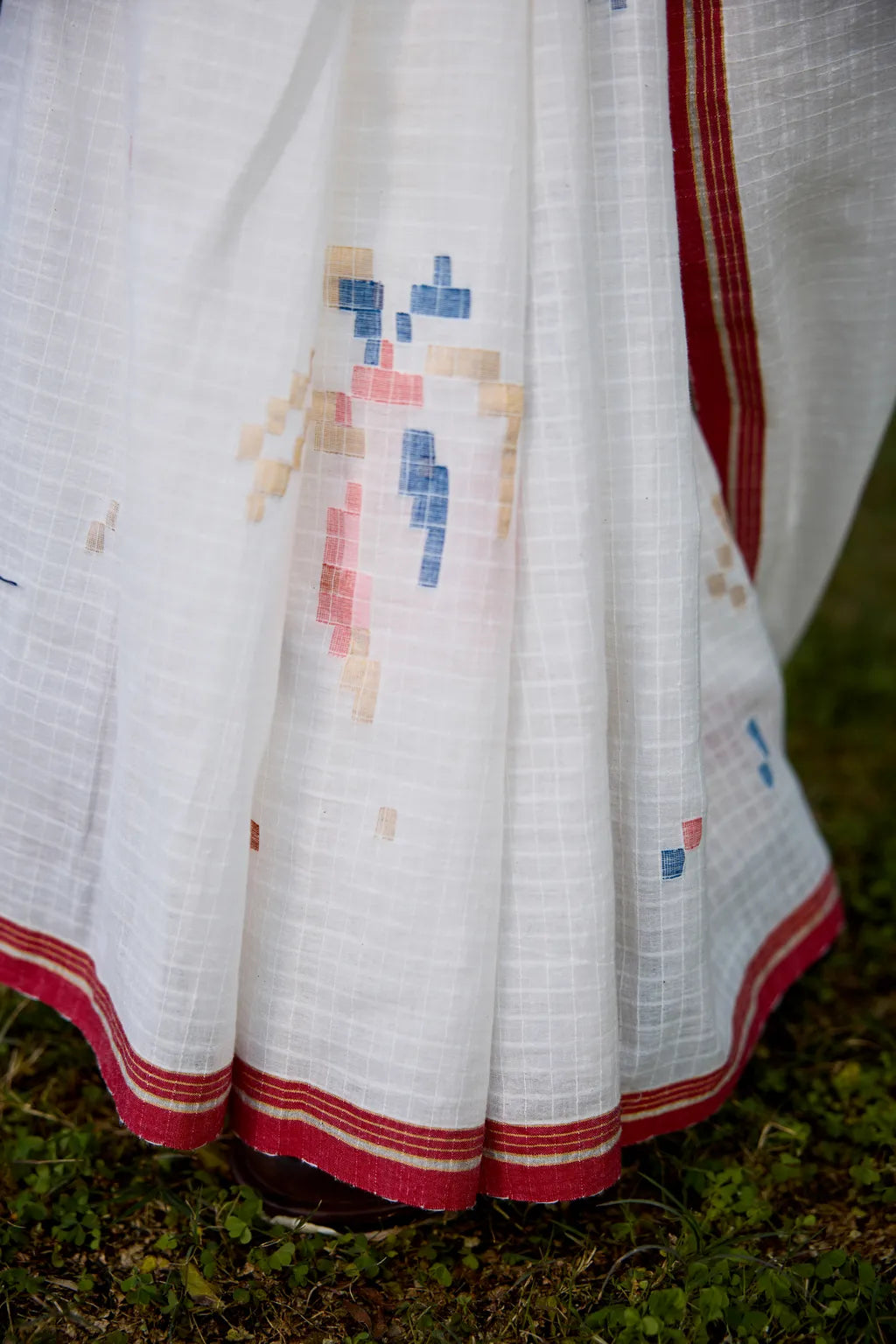 Sarron Sada-001 Saree, white self-check cotton Jamdani saree with floral graph motifs and red selvedge.