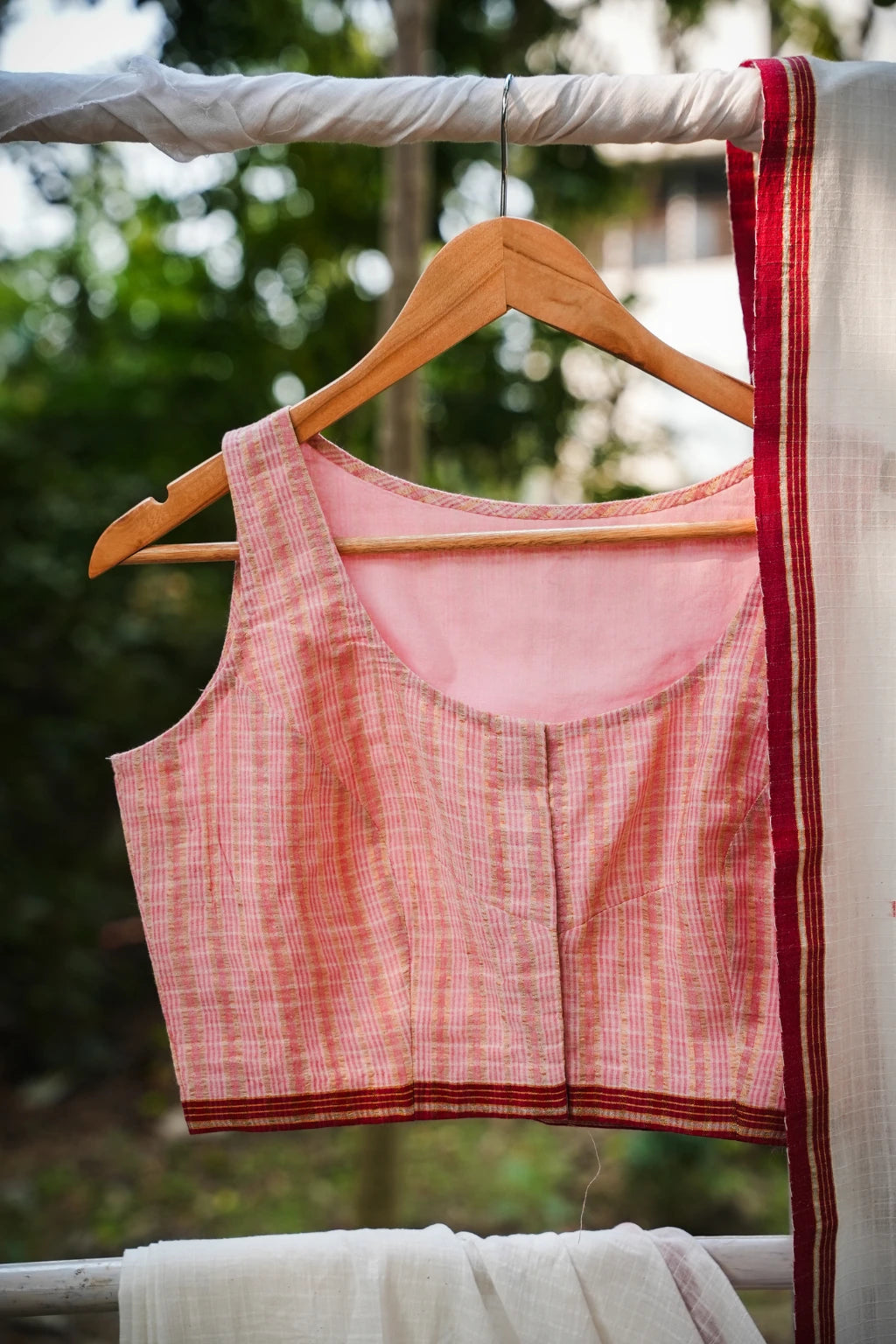 Sarron Sada-001 Saree, white self-check cotton Jamdani saree with floral graph motifs and red selvedge.