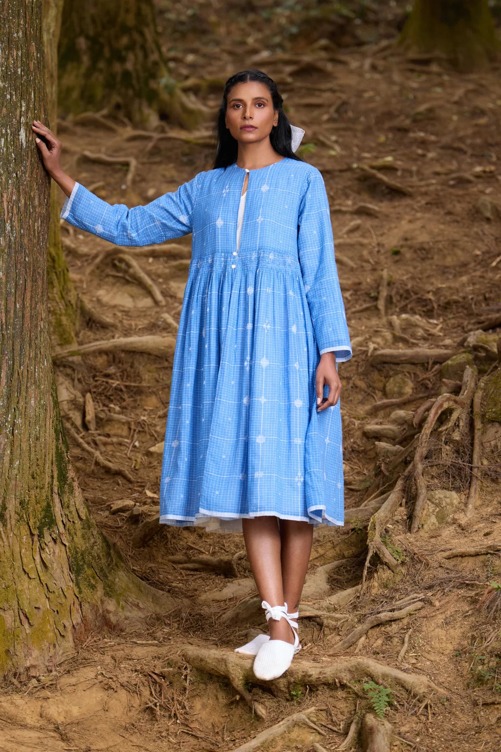 Sarron Sraboni Overlay, reversible blue cotton Jamdani and hand-embroidered handloom cotton overlay.