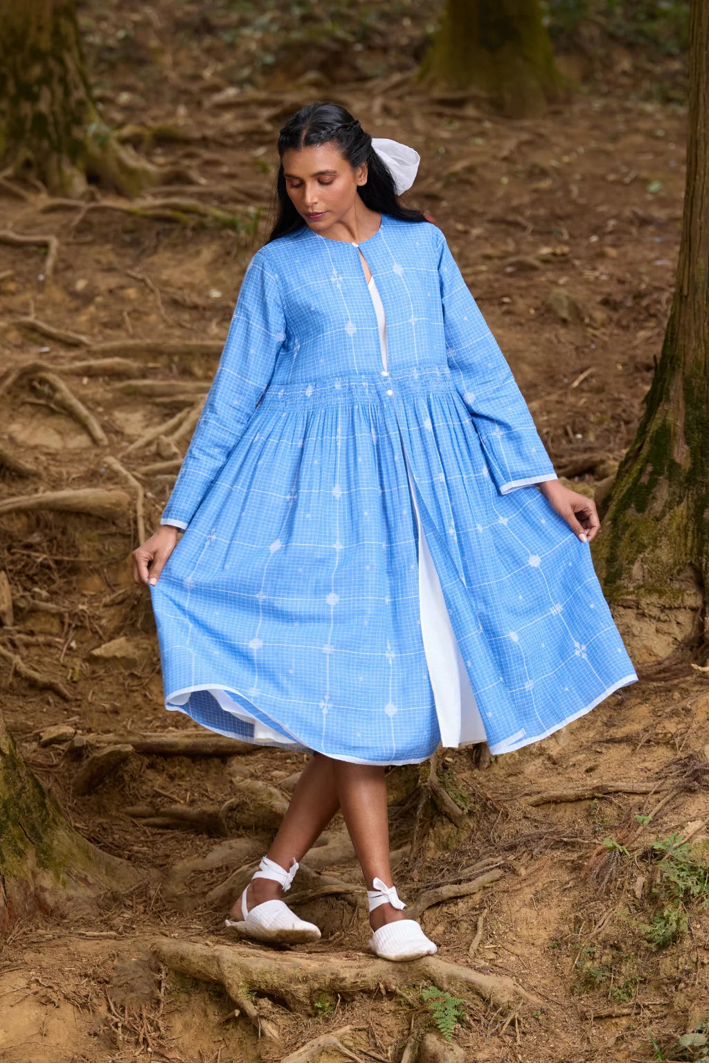 Sarron Sraboni Overlay, reversible blue cotton Jamdani and hand-embroidered handloom cotton overlay.
