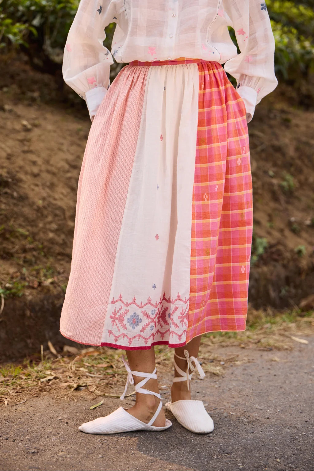Sarron Phulkoli Skirt, panelled cotton Jamdani skirt in white, pink and red with woven Jamdani borders.