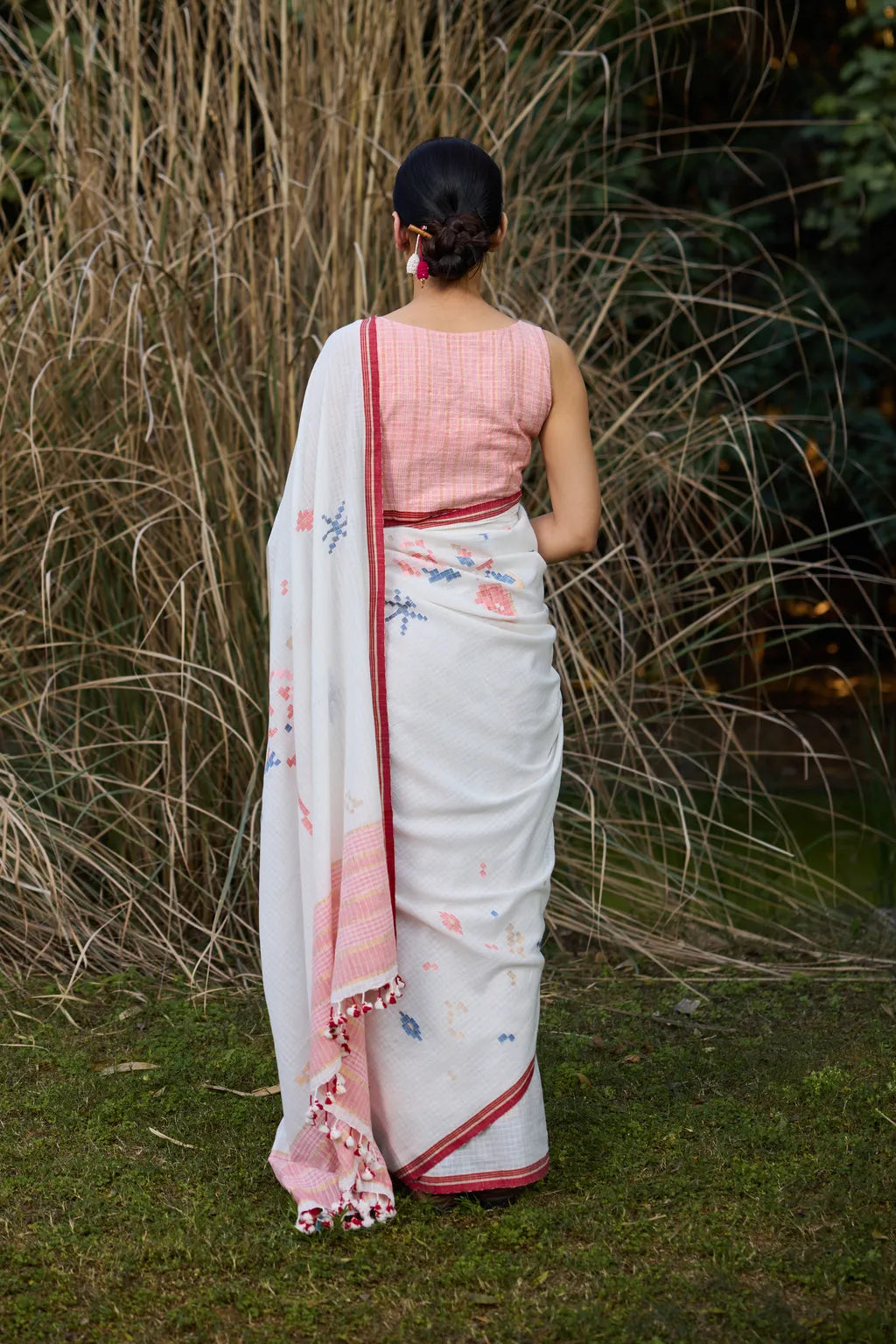 Sarron Sada-001 Saree, white self-check cotton Jamdani saree with floral graph motifs and red selvedge.