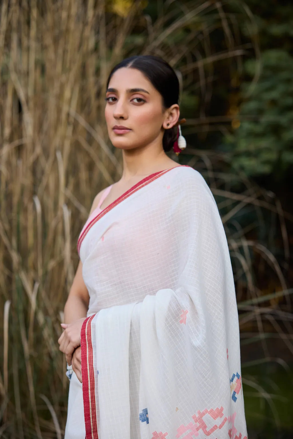 Sarron Sada-001 Saree, white self-check cotton Jamdani saree with floral graph motifs and red selvedge.