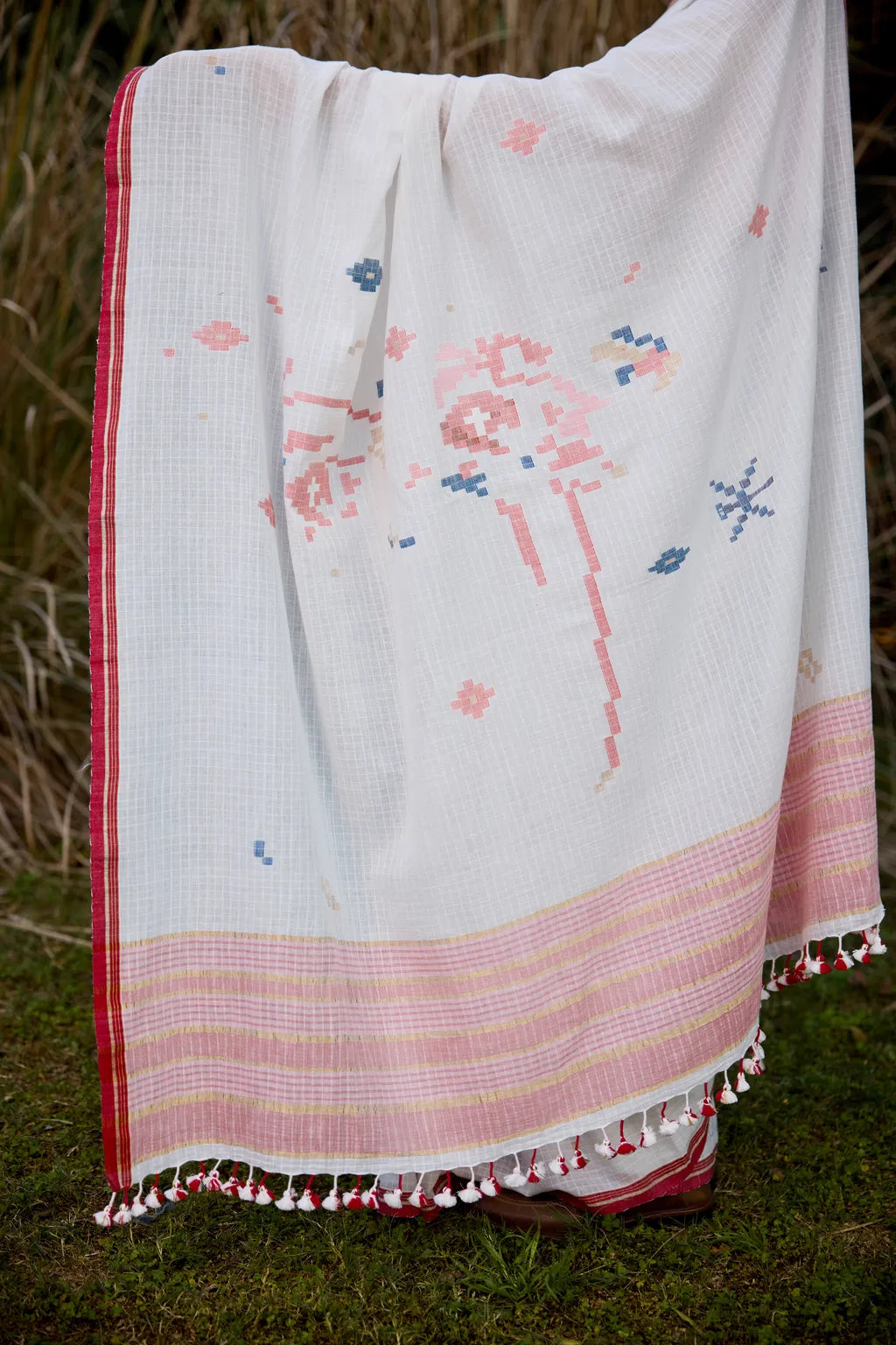 Sarron Sada-001 Saree, white self-check cotton Jamdani saree with floral graph motifs and red selvedge.