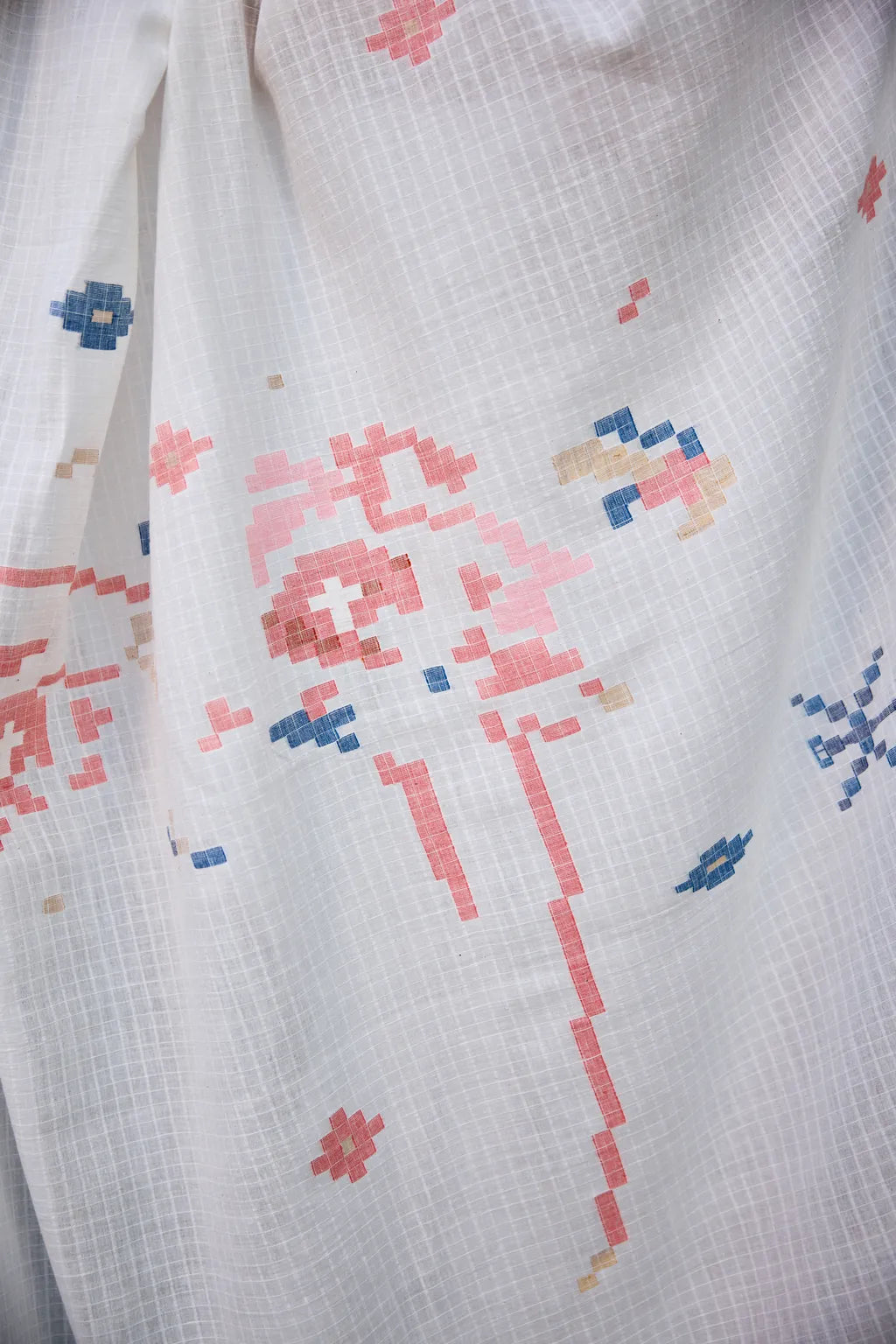 Sarron Sada-001 Saree, white self-check cotton Jamdani saree with floral graph motifs and red selvedge.