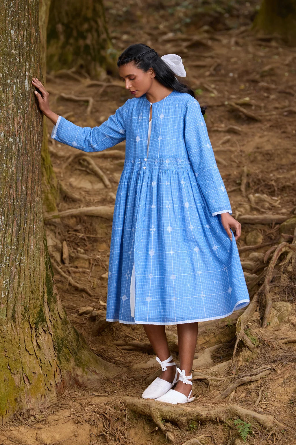 Sarron Sraboni Overlay, reversible blue cotton Jamdani and hand-embroidered handloom cotton overlay.