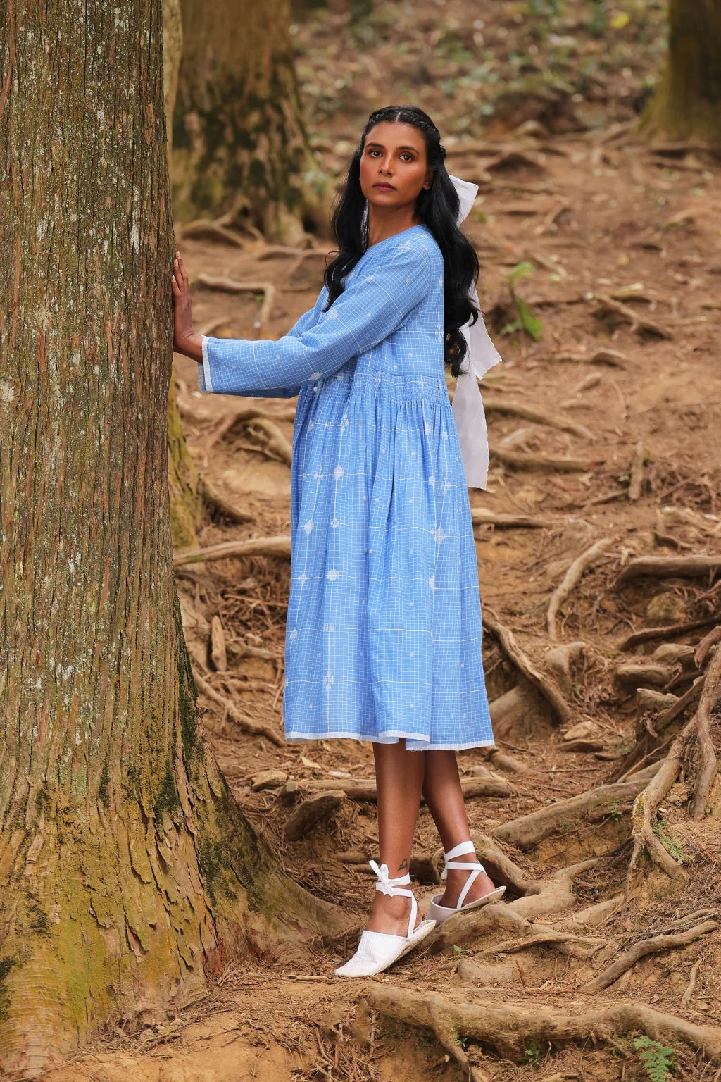 Sarron Sraboni Overlay, reversible blue cotton Jamdani and hand-embroidered handloom cotton overlay.